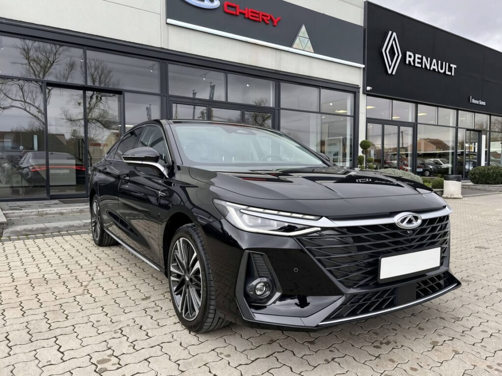 Chery Arrizo 8 COMFORT 1.6 T-GDI iz prednjeg ugla u crnoj boji