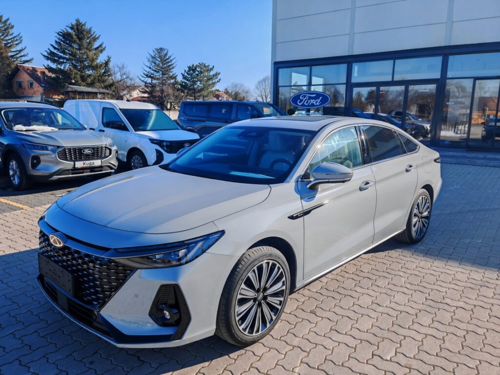 Chery Arrizo 8 PHEV iz prednjeg ugla u sivoj boji